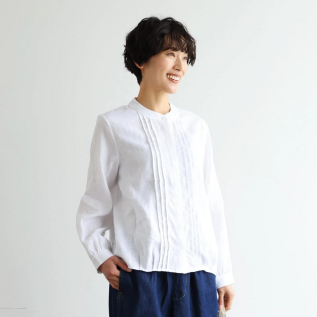 様々なシーンで活躍する万能アイテム　ピンタック入り　リネンシャツブラウス　ホワイト250412-1