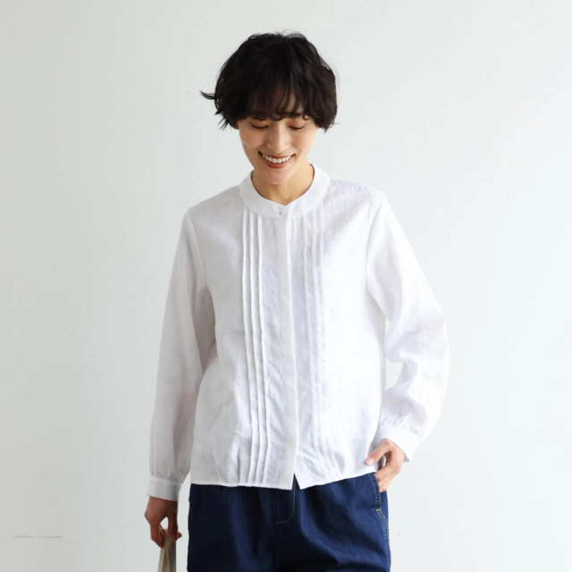 様々なシーンで活躍する万能アイテム ピンタック入り リネンシャツ 