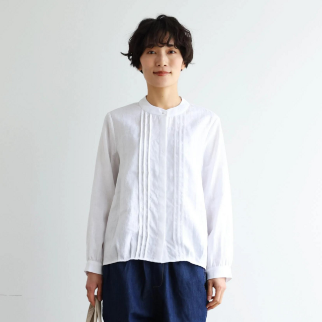 様々なシーンで活躍する万能アイテム ピンタック入り リネンシャツ