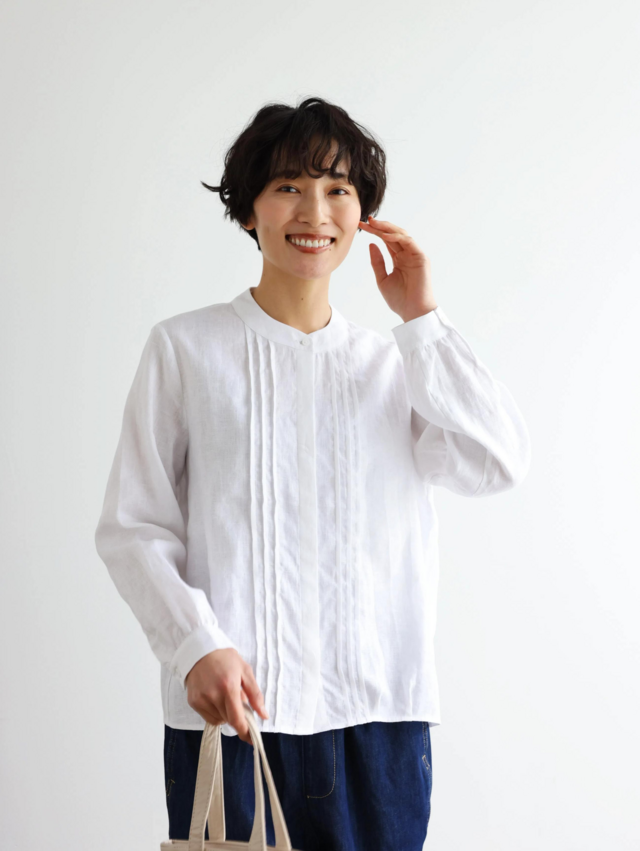様々なシーンで活躍する万能アイテム ピンタック入り リネンシャツ