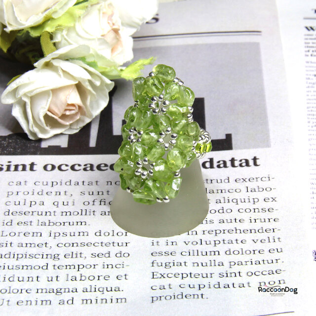 天然石ペリドットのサザレ不規則な花状リング（天然石ペリドット ビーズリング）《ビーズアクセサリー》