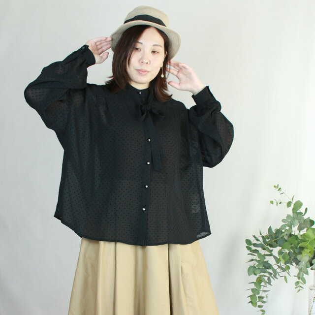 【SALE】水玉シフォンのボウタイブラウス　シアー素材　リボンブラウス　カラー：ブラック