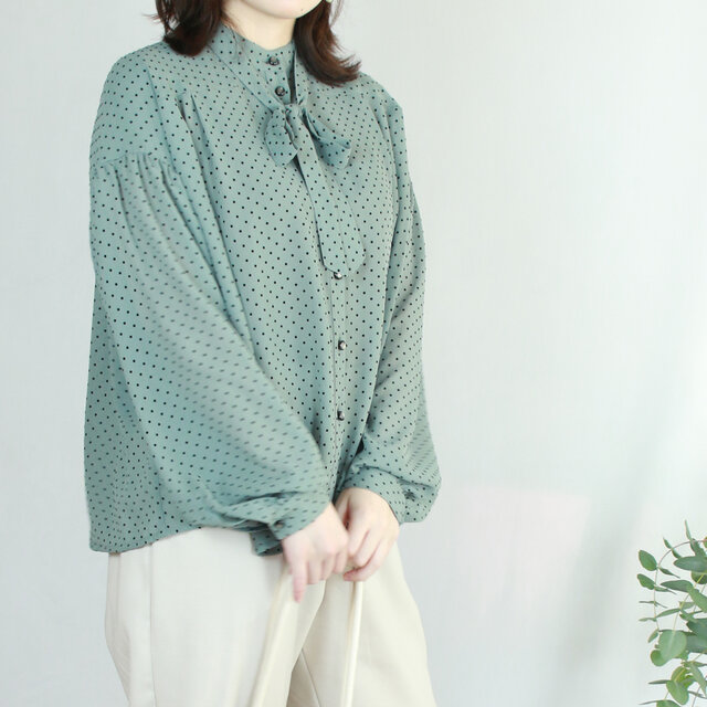 【残り１点　SALE】　水玉シフォンのボウタイブラウス　シアー素材ブラウス　カラー：モスグレー