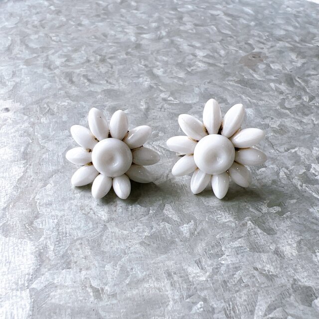 Y1101-ヴィンテージイヤリング U.S.A. 50〜60s West German White Acrylic Flower