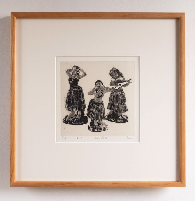 銅版画 “Hula dolls”（額装）