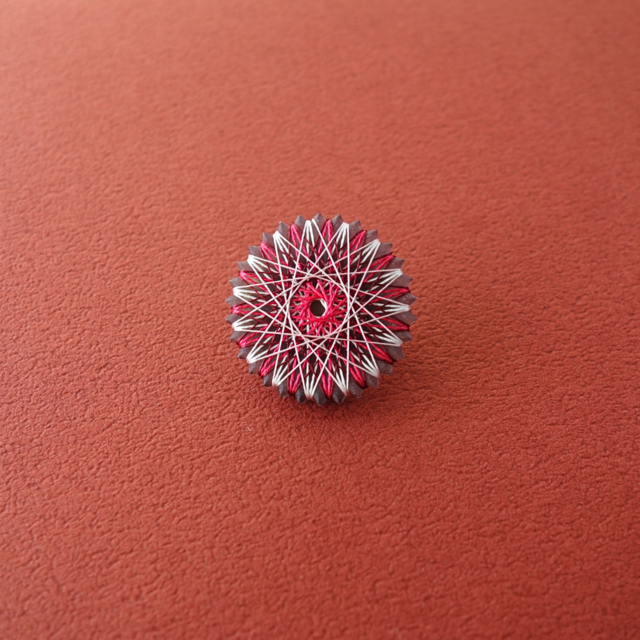 糸まき手鞠のブローチ（赤）｜絹糸の華やかなアクセサリー｜友達や家族へのプレゼントに