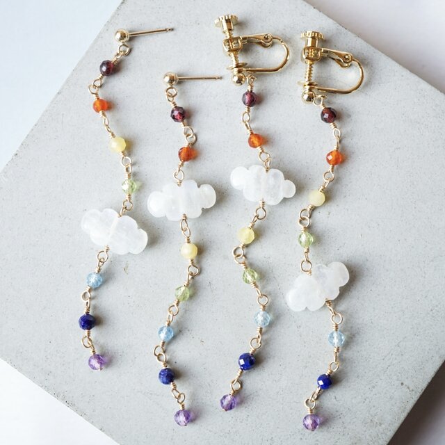 「雲にかかる虹」レインボームーンストーン カラフル レインボー 揺れる 天然石 誕生石 ピアス イヤリング 14kgf ゴールド