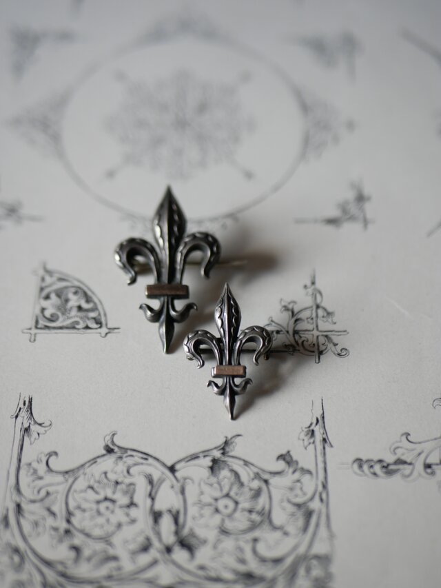 小さい方　フルール・ド・リス　ヴィンテージブローチ　ブロカントのある暮らし