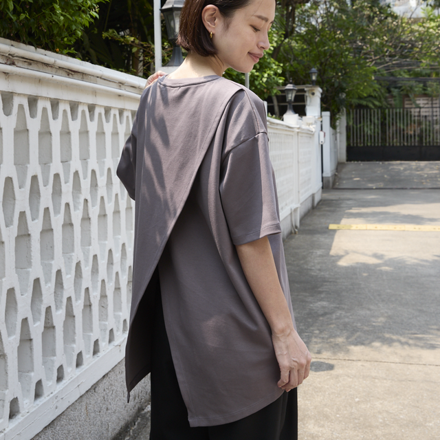 バックスリットデザイン 大人のTシャツ ストレッチ素材　チャコールグレー 0706Grey
