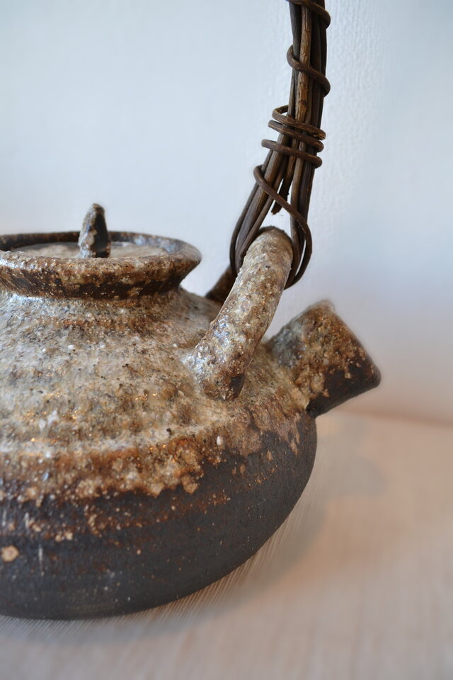 大きな急須　土瓶　花器　植物の蔓の取手