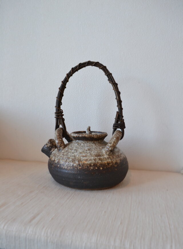 大きな急須 土瓶 花器 植物の蔓の取手 | iichi 日々の暮らしを心地よく