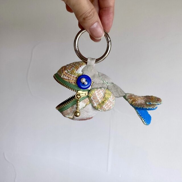 《毎日が楽しくなる》魚バックチャーム "  ピカリ  "   /ドールチャーム　no.226