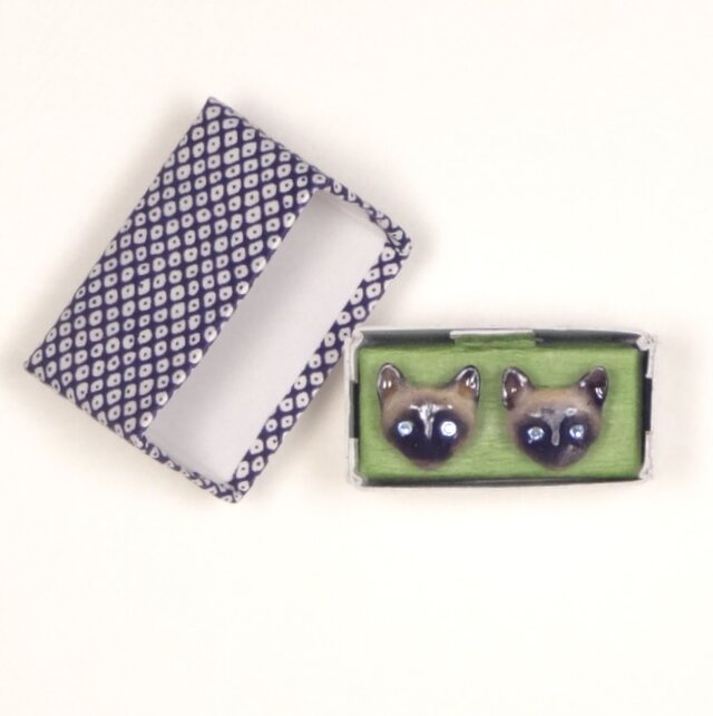 木のピアス シャムネコ