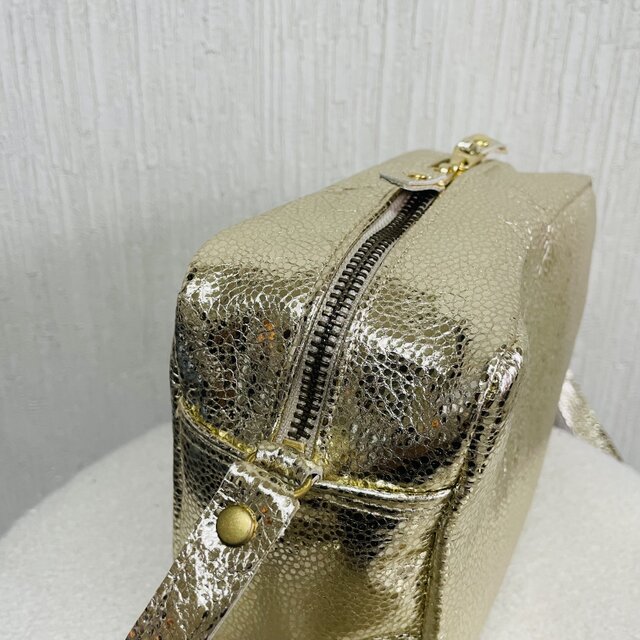 キラキラプラチナゴールドレザーショルダーバッグ・mサイズ | iichi