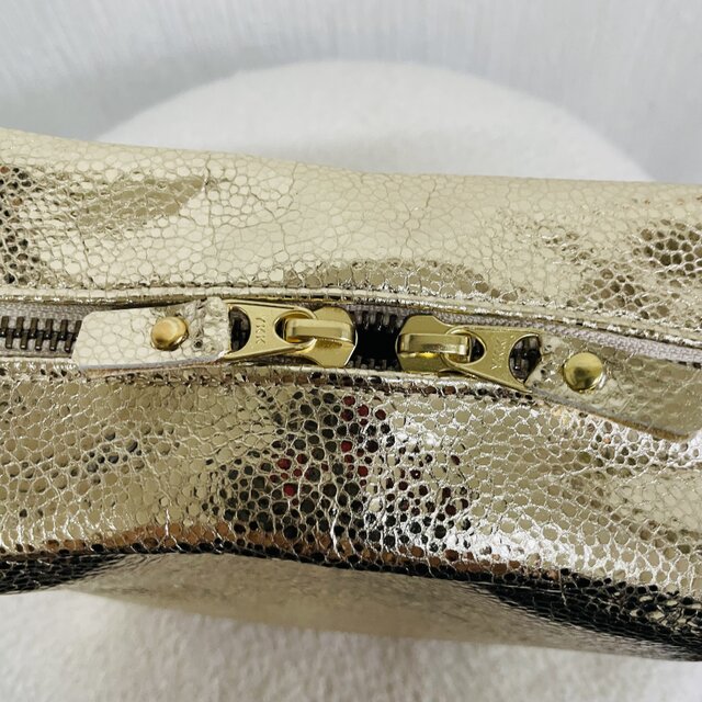 キラキラプラチナゴールドレザーショルダーバッグ・mサイズ | iichi