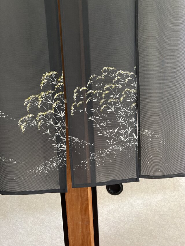 古布　絣の暖簾　ハンドメイド 着物リメイク暖簾、留袖刺繍加工の柄ー横132—丈〜129! | iichi