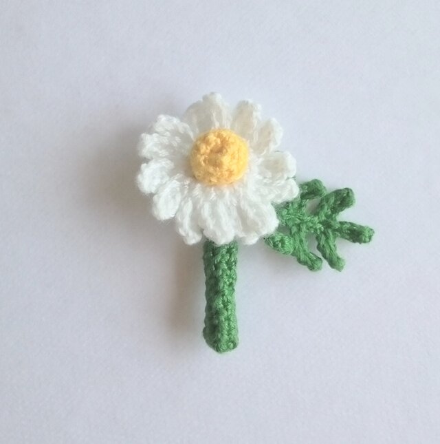 小さなお花の編みブローチ　デイジー