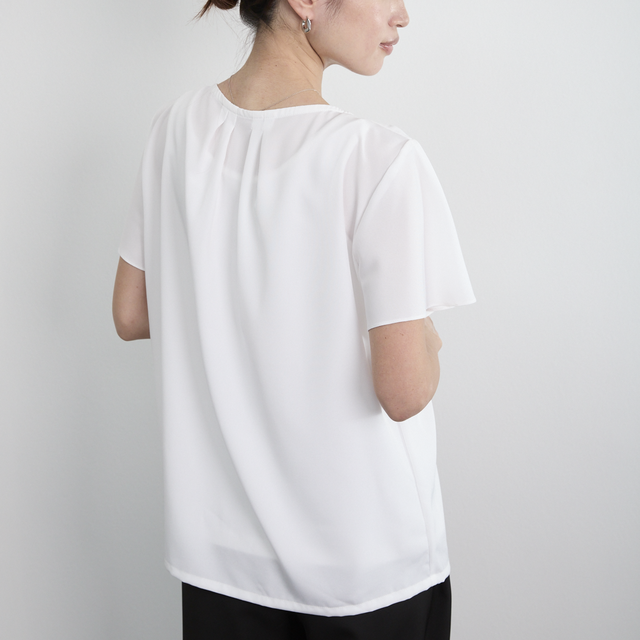 【美品】deres デレス　ショートスリーブブラウス　ホワイト 上品な光沢感＋シワになりにくい フリルショートスリーブ ブラウス