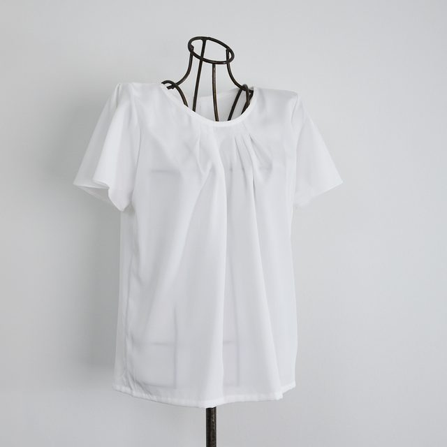【美品】deres デレス　ショートスリーブブラウス　ホワイト 上品な光沢感＋シワになりにくい フリルショートスリーブ ブラウス