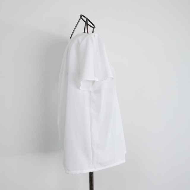 【美品】deres デレス　ショートスリーブブラウス　ホワイト 上品な光沢感＋シワになりにくい フリルショートスリーブ ブラウス