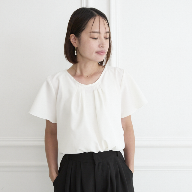 上品な光沢感＋シワになりにくい フリルショートスリーブ ブラウス