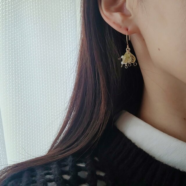 ホワイトフォッシルコーラル ブーケピアス