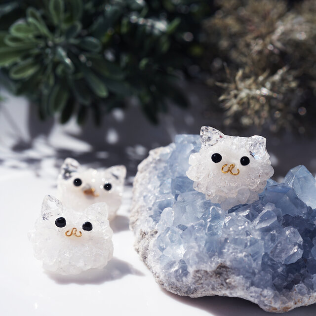 水晶原石スライスによる猫のブローチ　～福猫