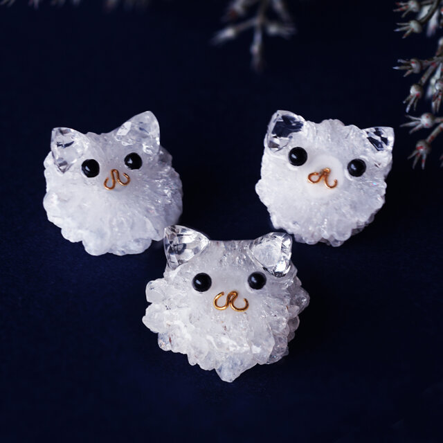 水晶原石スライスによる猫のブローチ ～福猫 | iichi 日々の暮らしを