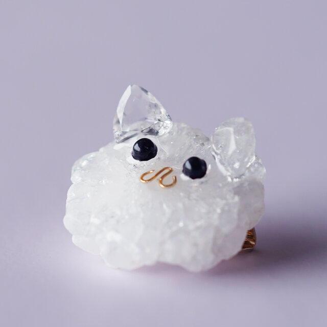 水晶原石スライスによる猫のブローチ ～福猫 | iichi 日々の暮らしを