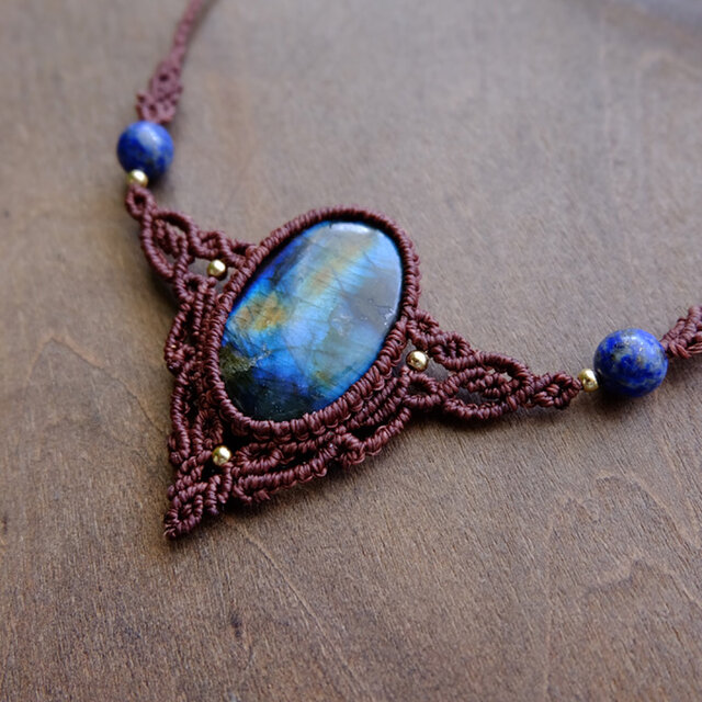 大きめラブラドライト（マダガスカル産）・ラピスラズリ マクラメ編み