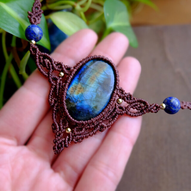 大きめラブラドライト（マダガスカル産）・ラピスラズリ マクラメ編み