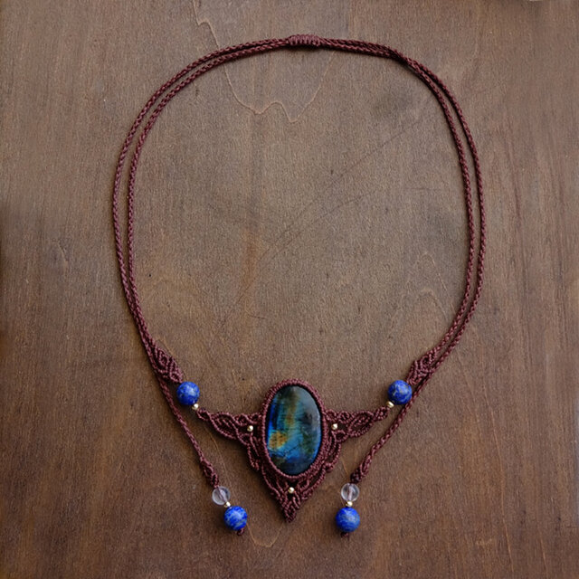 大きめラブラドライト（マダガスカル産）・ラピスラズリ マクラメ編み