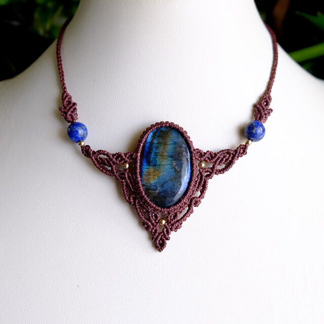 大きめラブラドライト（マダガスカル産）・ラピスラズリ マクラメ編み