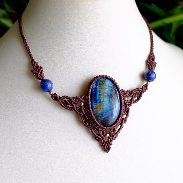 大きめラブラドライト（マダガスカル産）・ラピスラズリ マクラメ編み