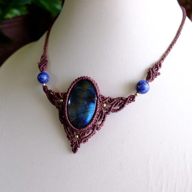 大きめラブラドライト（マダガスカル産）・ラピスラズリ マクラメ編み