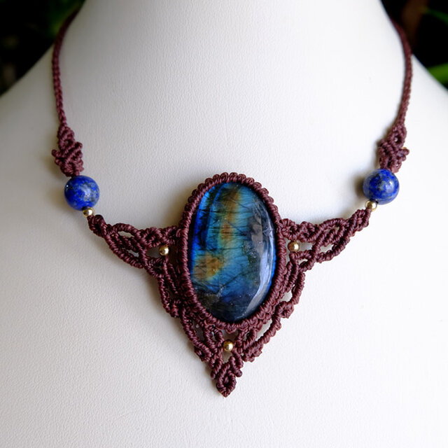 大きめラブラドライト（マダガスカル産）・ラピスラズリ マクラメ編み