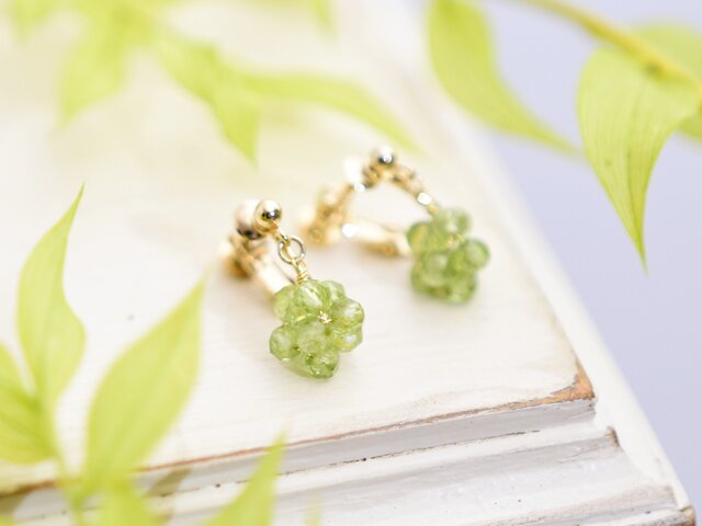 イヤリング】新芽 若葉 若草 イエローグリーン ペリドットの実 金平糖