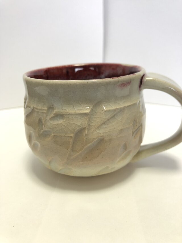 淡いピンクに色付く草模様オシャレなコーヒーカップ