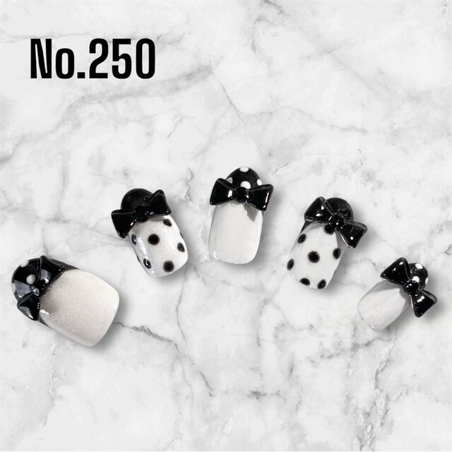 春夏限定】レトロポップなドット×リボンのモノトーンネイル