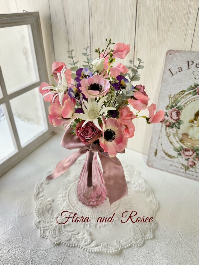 アネモネとスイトピーフランネルフラワーの春ブーケ（花びん付き）