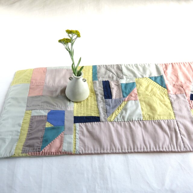 ★ ハンドメイド・ パッチワークキルト フリーマット　ネコちゃんあしあと  ミシンキルトの技法★簡単パッチワークのランチョンマットを作ろう！