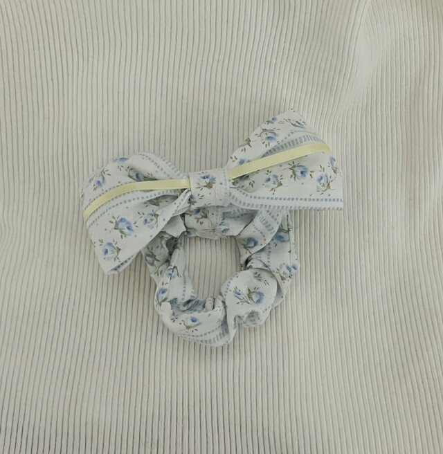 Gingham bow scrunchies
