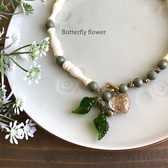 Carolus：緑の巻貝とハートの首飾り