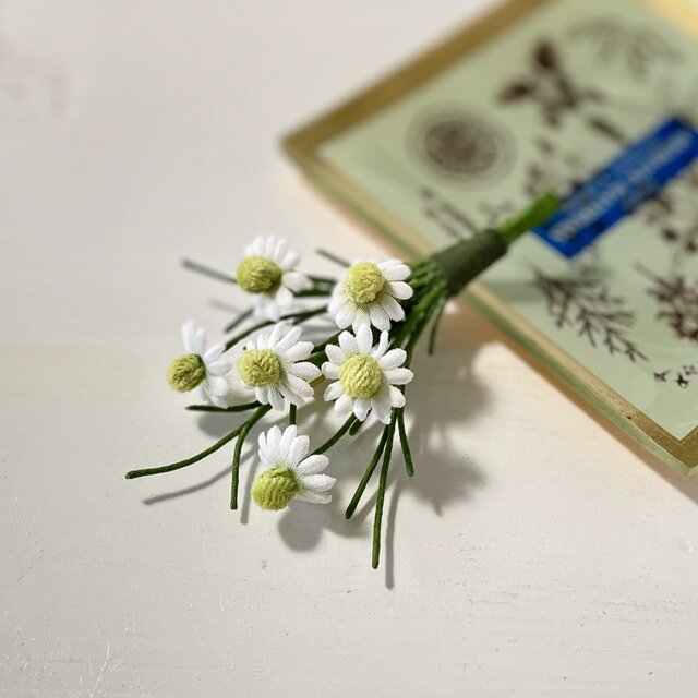 布花　リラックス効果のある人気のハーブ、カモミールのブーケブローチ