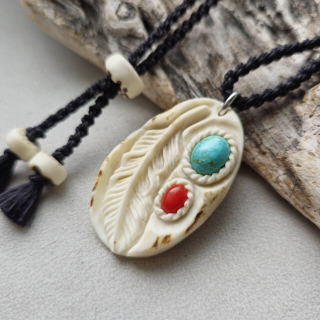 鹿の角 ターコイズと赤珊瑚 フェザー彫りのペンダント