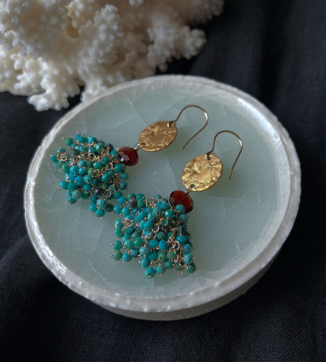 【K14gfと真鍮】ガーネットとターコイズのフリンジピアス(イヤリング)