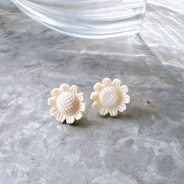 P651-ヴィンテージピアス U.S.A. 1980s Sunflower White Acrylic