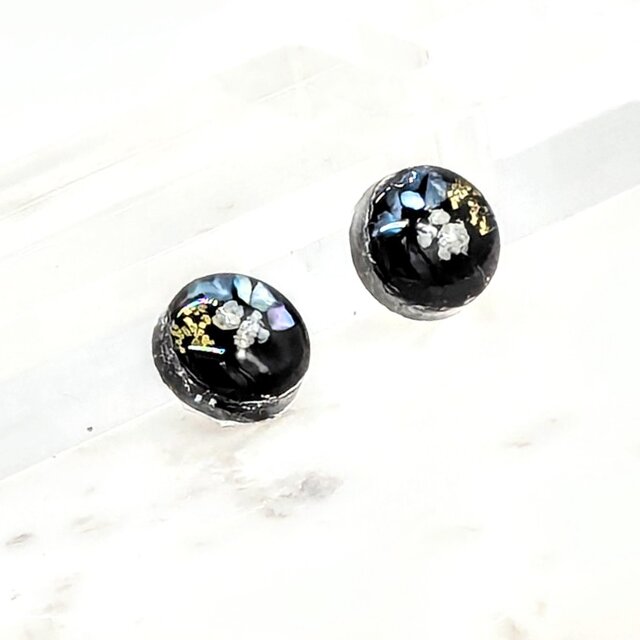 黒漆の空に光る星とブルー螺鈿と金の星々のラウンドピアスイヤリング【2165】蓄光　ノンホール