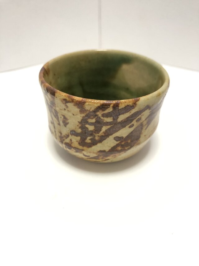 陶器製の酒器、黄瀬戸と織部が古風でお洒落、容量40ml程飲みきりサイズでちょうど良い