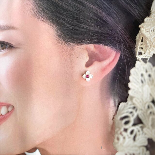 白蝶貝とルビーのピアス | iichi 日々の暮らしを心地よくする